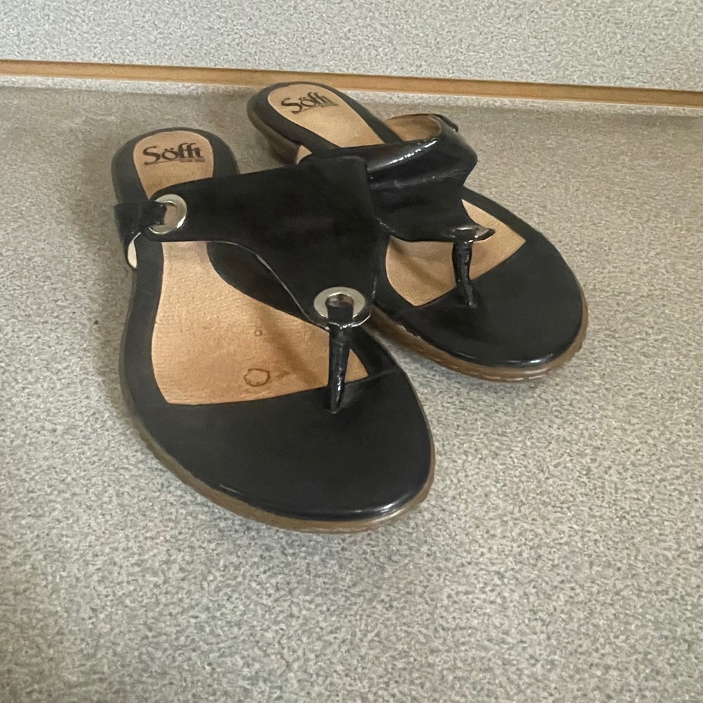 Sofft Womens Black Patent Leather Thong Sandals Silver Grommet Wedge 8.5M Summer